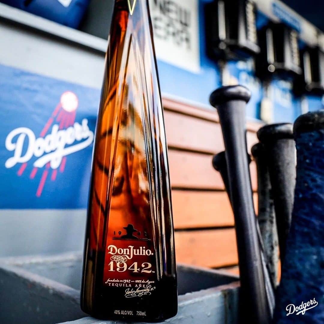 Los Angeles Dodgersさんのインスタグラム写真 - (Los Angeles DodgersInstagram)「The road to No. 8 starts tomorrow, but tonight we're toasting with @donjuliotequila 1942. Happy New Year!」1月1日 2時00分 - dodgers