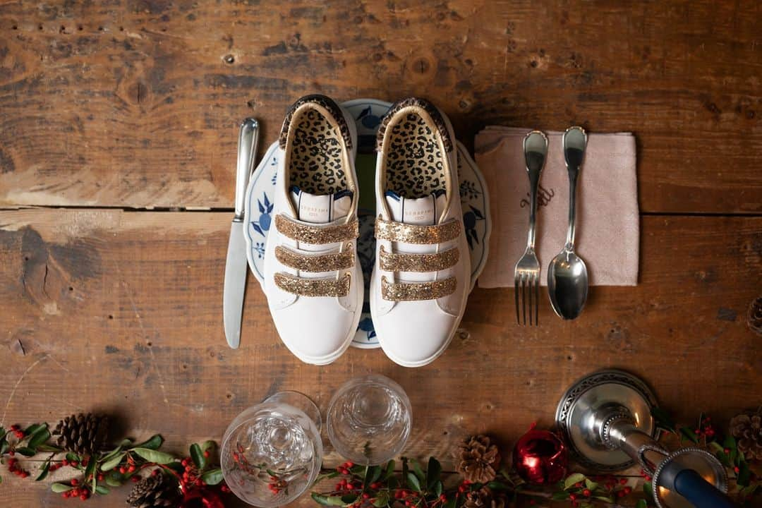 セラフィーニさんのインスタグラム写真 - (セラフィーニInstagram)「Everything is ready for the New Year's Eve dinner!  #WeAreSerafini #SerafiniShoes . . . . #gold #glitter #party #holidays #happynewear #showroomnodum #gpshowroommilano #fashionrappresentanze#sneakers #shoes #fashion #sneaker #sneakersaddict #style #sneakerheads #streetwear #ootd #vans #converse #nike #adidas #streetstyle #igsneakercommunity  #sneakerporn #sneakerholics #sneakerfreaker #footwear #shoesaddict」1月1日 2時02分 - serafiniofficial