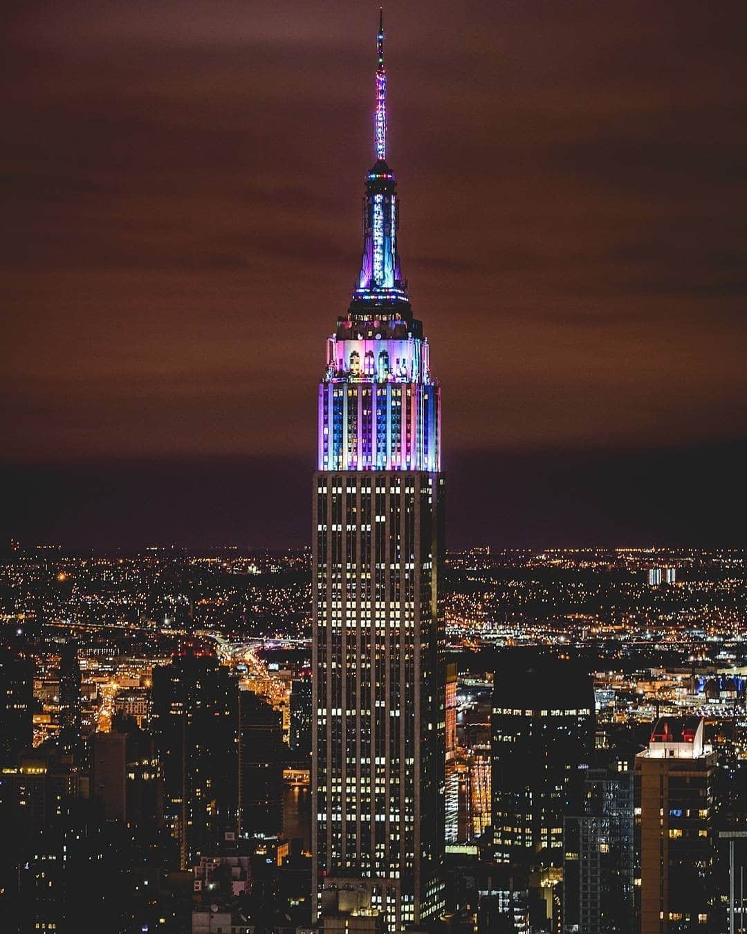 Empire State Buildingさんのインスタグラム写真 - (Empire State BuildingInstagram)「GOOD RIDDANCE 2020! We’re celebrating NYE with festive, multi-color sparkling lights tonight! ✨⁠ ⠀⠀⠀⠀⠀⠀⠀⠀⠀⁠ Here’s to a happier & healthier New Year. 2020, you will NOT be missed! 🥂⁠ ⠀⠀⠀⠀⠀⠀⠀⠀⠀⁠ 📷: @mjinnyc #EmpireStateBuilding」1月1日 2時02分 - empirestatebldg