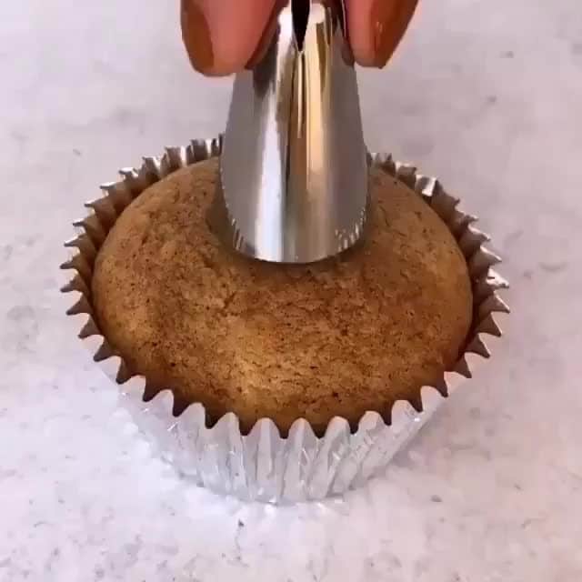 2.8 Milllon CAKESTERS!のインスタグラム：「LOVE this cupcake 😍⁠ Thanks @brookiescookiesco」