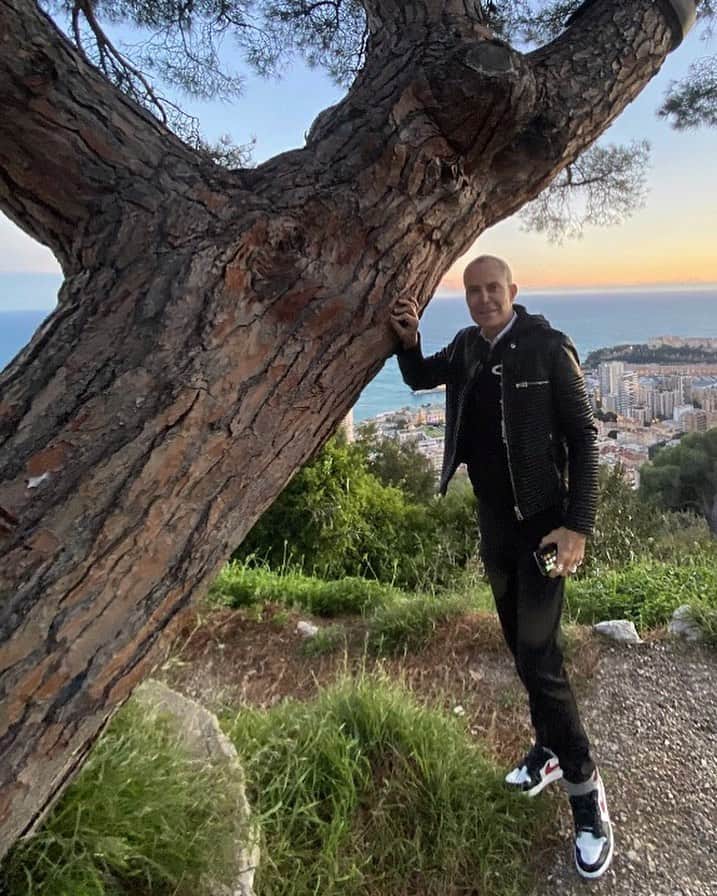 ジトロワのインスタグラム：「THE TREE OF LIFE. Heading into a new decade.  We are wishing you all the best. With love, Jean-claude and the #jitrois team」