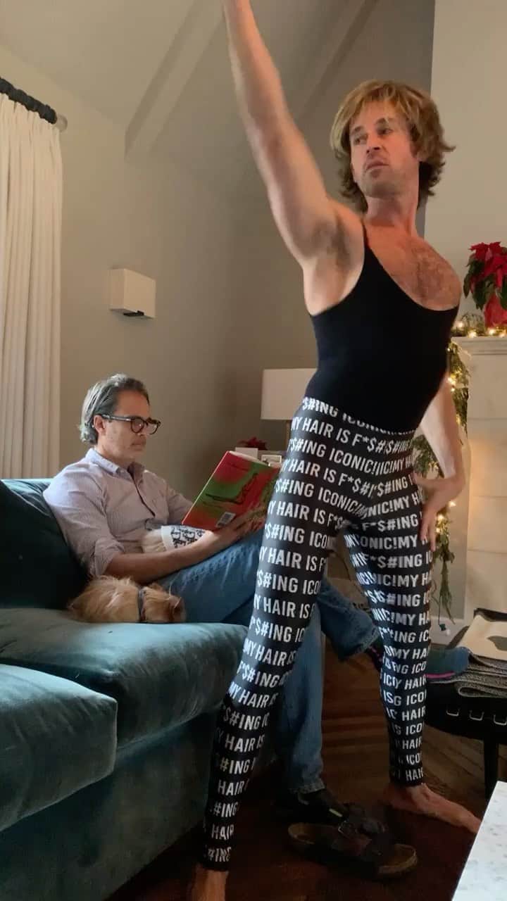 ブラッド・ゴレスキーのインスタグラム：「Stayin’ alive into 2021 💃🏻🕺🏻 @lisarinna @garyjanetti #2020 #2021 #happynewy」
