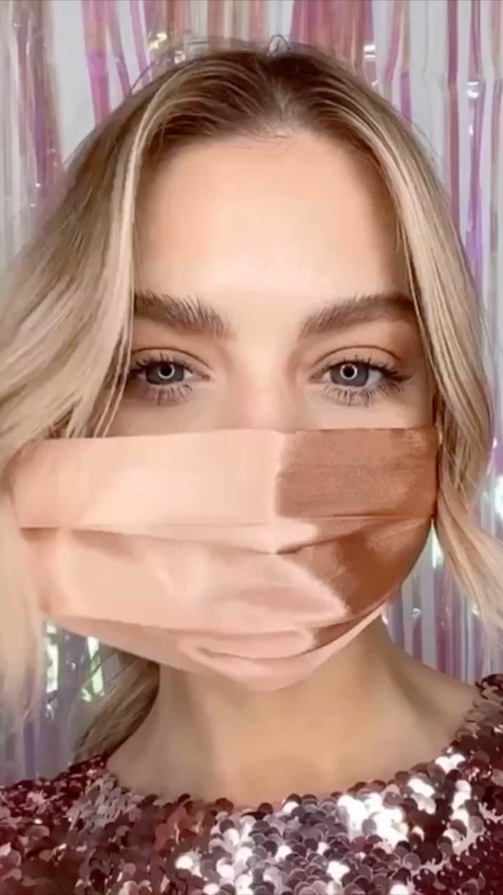 のインスタグラム：「Makeup and mask-ready, even if all we’re planning to do is sit on the couch at home.✨Pssst... this Always On Liquid Lip Set is only $10 today on smashbox.com. Cheers to that! 🥂」