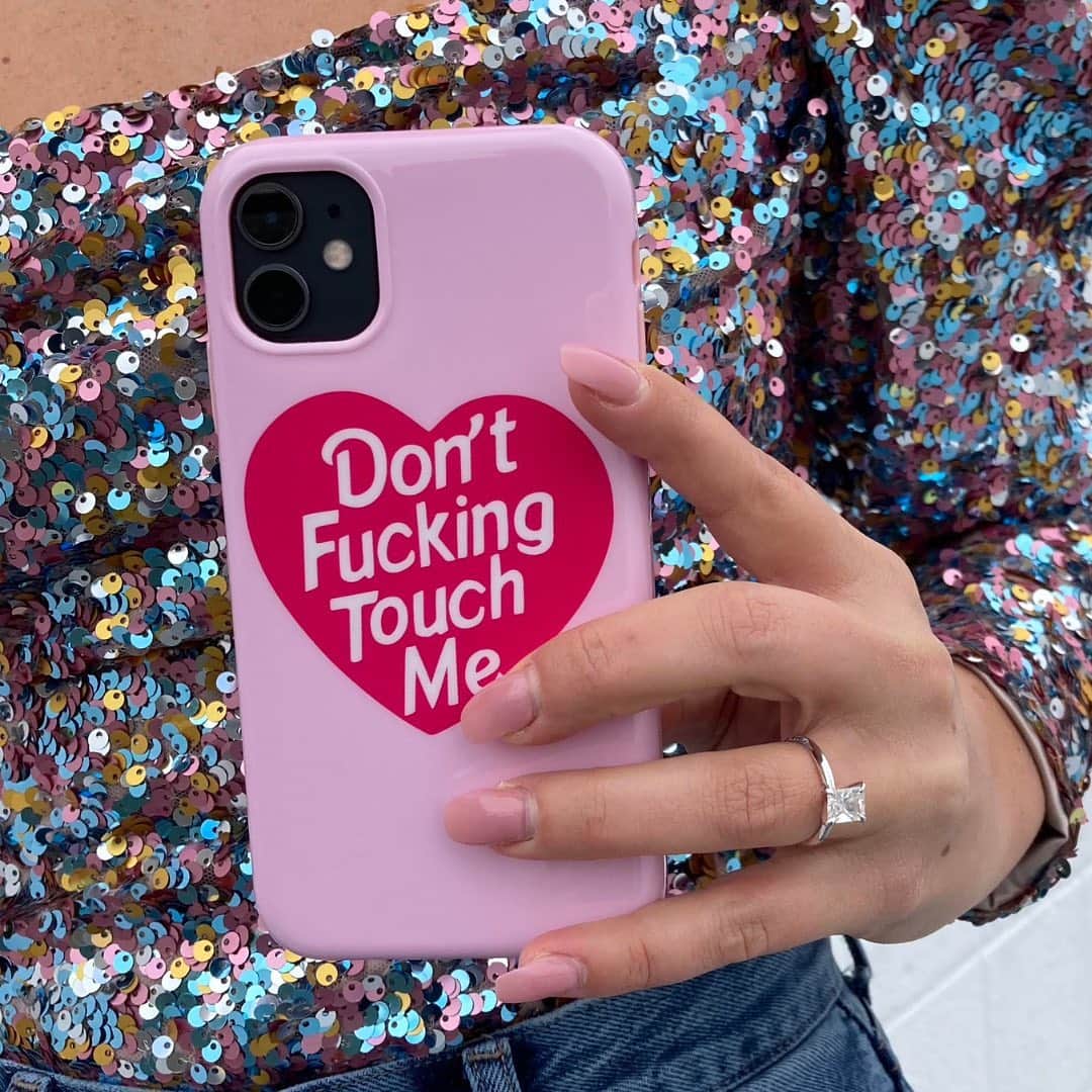 VELVETCAVIARさんのインスタグラム写真 - (VELVETCAVIARInstagram)「Sparkles with a side of sass ✨ Get the message across in 2021 with our Don’t Touch Me case! 💕Now 20% off with our New Years Sale!!! 💕 #velvetcaviar」1月1日 2時04分 - velvetcaviar