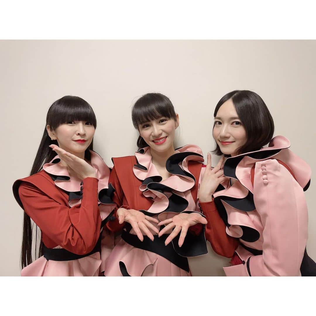 Perfumeさんのインスタグラム写真 - (PerfumeInstagram)「2020年の紅白歌合戦は紅組🔴の勝利でした✨✨✨ ありがとうございました！！！   Thank you NHK Kohaku Uta Gassen!! Team red won🔴✨✊ #prfm」1月1日 2時06分 - prfm_official