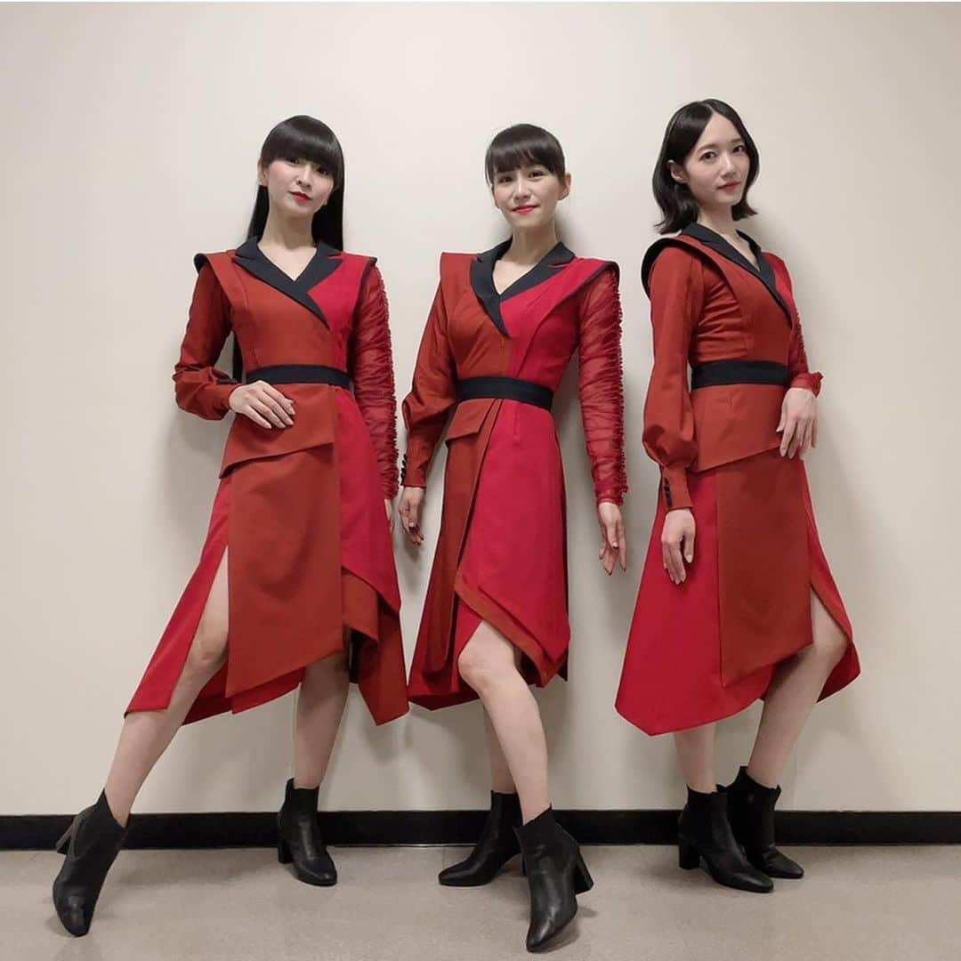 Perfumeさんのインスタグラム写真 - (PerfumeInstagram)「2020年の紅白歌合戦は紅組🔴の勝利でした✨✨✨ ありがとうございました！！！   Thank you NHK Kohaku Uta Gassen!! Team red won🔴✨✊ #prfm」1月1日 2時06分 - prfm_official