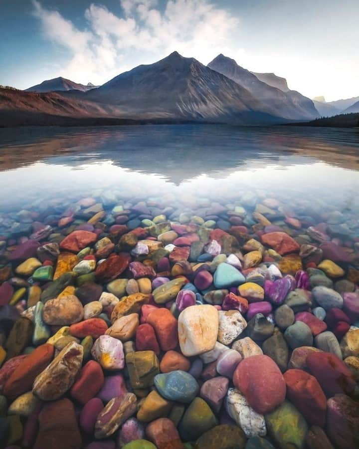 アメリカ内務省さんのインスタグラム写真 - (アメリカ内務省Instagram)「Words from Photographer David Rule sum up his photo, "Montana Rocks! Lake McDonald is just one giant bowl of fruity pebbles, part of a complete Glacier #NationalPark breakfast. If only I were a rock-eating cave troll, I would've chomped down on these delicious looking stones. One of the most epic lake shores I've ever seen." A visit to any spot in Glacier National Park is visual candy. Even when we're distant from the places we love, it's photos like this that make us feel so close. Photo @glaciernps courtesy of David Rule (@davidmrule).#usinterior #GlacierNationalPark #beautyscrolling #PeaceinParks   #ICYMI We're looking back on the favorite posts from last year and marveling at the beauty of public lands #Top10of2020」1月1日 2時17分 - usinterior