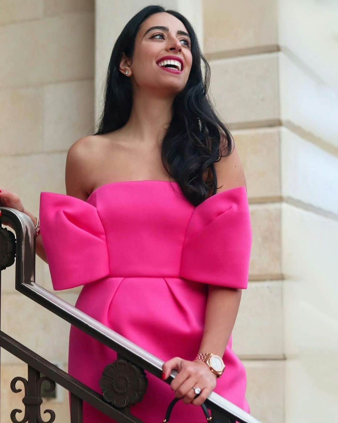 The Outnetのインスタグラム：「Let's wrap 2020 up with a @delpozo bow-embellished dress 🎀. As seen on @styledbyshishi.  Shop all your favorite Instagram looks, just visit the link in bio」