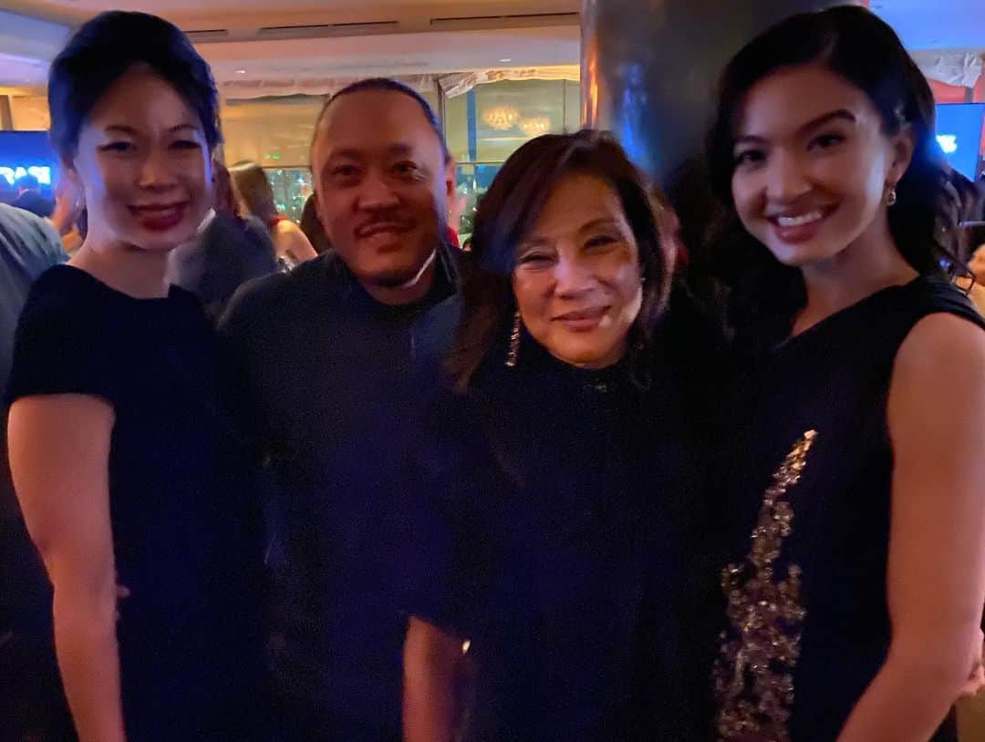 ラライン・シャーさんのインスタグラム写真 - (ラライン・シャーInstagram)「February 2020 I won an Oscar!   Just kidding! I was just being a parasite at the Parasite after party😝🥳  February 2020 gave the Asian entertainment industry its biggest compliments and love. The South Korean film Parasite won 4 academy awards including Best Picture and Best directing by Boon Joon Ho. A full Asian cast and crew’s hardwork and creative geniuses recognized by Hollywood and beyond, I watched history in the making. 2020 was looking splendid, so much hope.   Little did we know.. #2020 #neverforget」1月1日 2時16分 - ralineshah