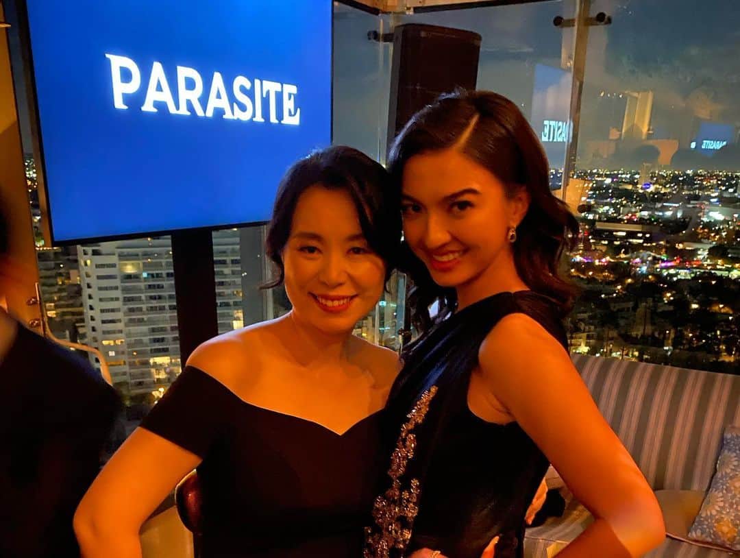 ラライン・シャーさんのインスタグラム写真 - (ラライン・シャーInstagram)「February 2020 I won an Oscar!   Just kidding! I was just being a parasite at the Parasite after party😝🥳  February 2020 gave the Asian entertainment industry its biggest compliments and love. The South Korean film Parasite won 4 academy awards including Best Picture and Best directing by Boon Joon Ho. A full Asian cast and crew’s hardwork and creative geniuses recognized by Hollywood and beyond, I watched history in the making. 2020 was looking splendid, so much hope.   Little did we know.. #2020 #neverforget」1月1日 2時16分 - ralineshah