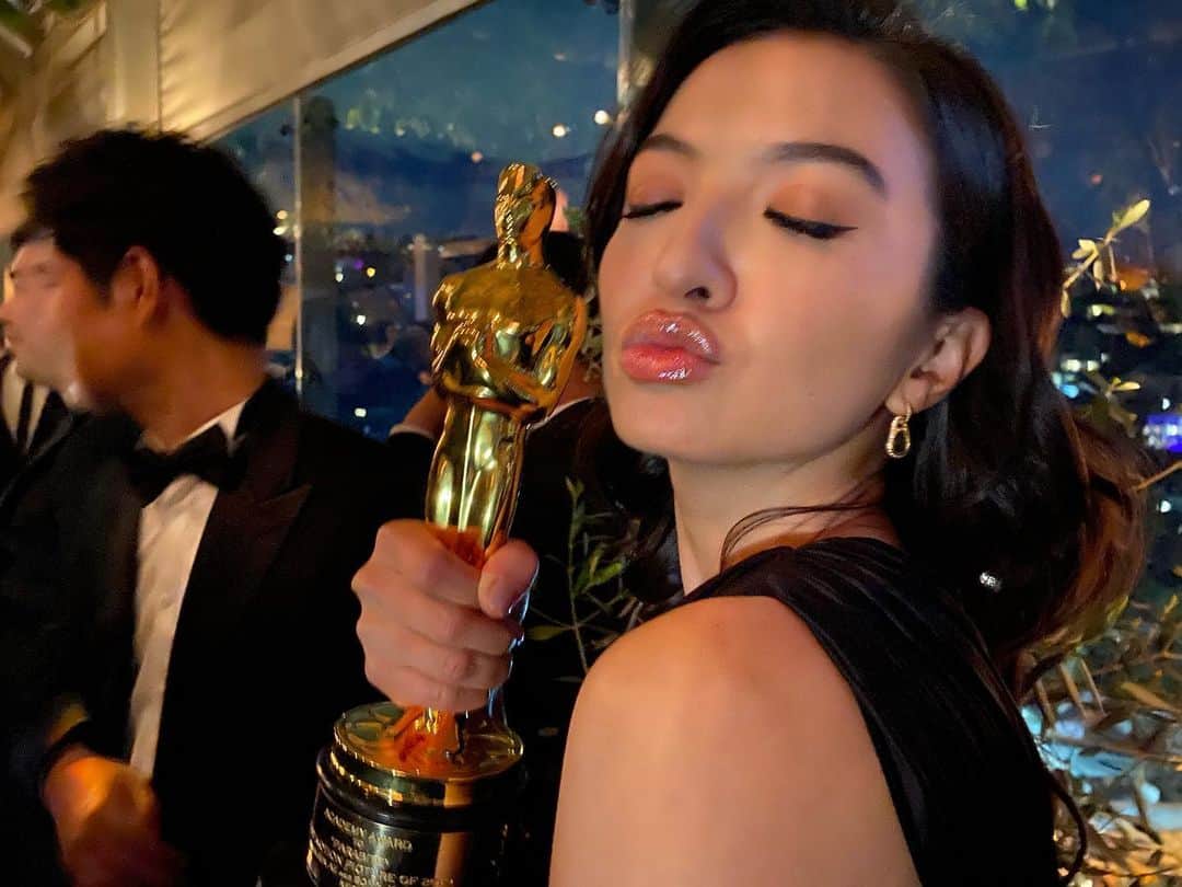 ラライン・シャーのインスタグラム：「February 2020 I won an Oscar!   Just kidding! I was just being a parasite at the Parasite after party😝🥳  February 2020 gave the Asian entertainment industry its biggest compliments and love. The South Korean film Parasite won 4 academy awards including Best Picture and Best directing by Boon Joon Ho. A full Asian cast and crew’s hardwork and creative geniuses recognized by Hollywood and beyond, I watched history in the making. 2020 was looking splendid, so much hope.   Little did we know.. #2020 #neverforget」