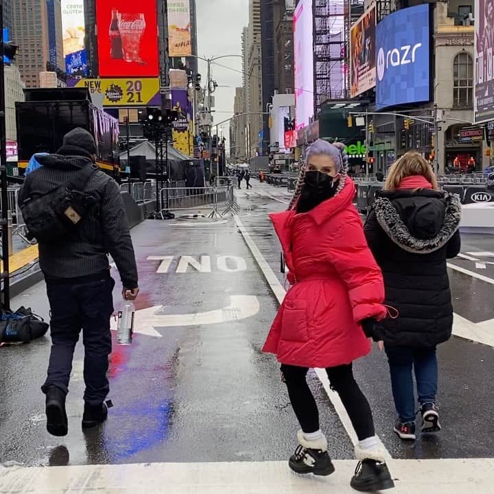 ケリー・オズボーンのインスタグラム：「This is seriously one of the coolest things I’ve ever seen in my life. Time Square is completely empty!!! #nyeonfox @foxtv @nyeonfox」