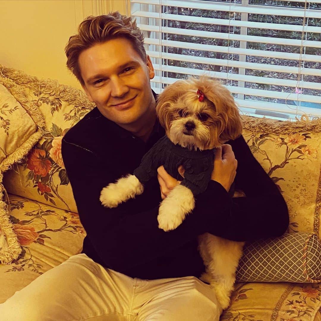 オリバー・キエラン・ジョーンズのインスタグラム：「A reflective Happy New Year! Despite an incredibly hard year for many, choosing to be positive about what lies ahead and wishing health, healing and comfort to all those in need #happynewyear #happynewyear2020 #grateful」