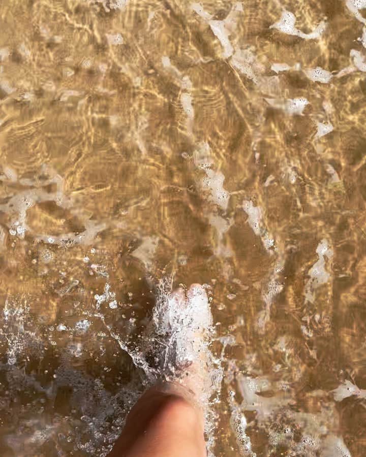Camila Queirozのインスタグラム：「Todos os anos no dia 31/12 eu gosto de dar um mergulho e agradecer pelo ano e pedir boas vibrações para o ano que chega. Esse ano não foi diferente. Acordei as 6hrs da manhã e fui lavar a alma. 2020 foi sem sombras de dúvidas um ano muito difícil e desafiador para o mundo inteiro. Mas não posso deixar de agradecer pela saúde e pelo trabalho, e desejar que 2021 seja um ano de muitas bençãos e esperança. Que seja o ano da cura! Que possamos nos fortalecer espiritualmente ainda mais a cada ano que chega. 🙏🏼🌎🌊✨」
