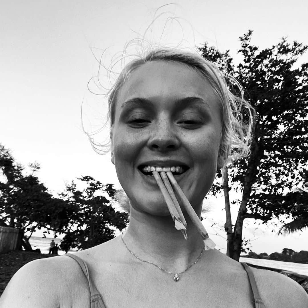 ザラ・ラーソンさんのインスタグラム写真 - (ザラ・ラーソンInstagram)「Tell me one good thing 2020 has brought you/taught you 🤝」1月1日 2時12分 - zaralarsson