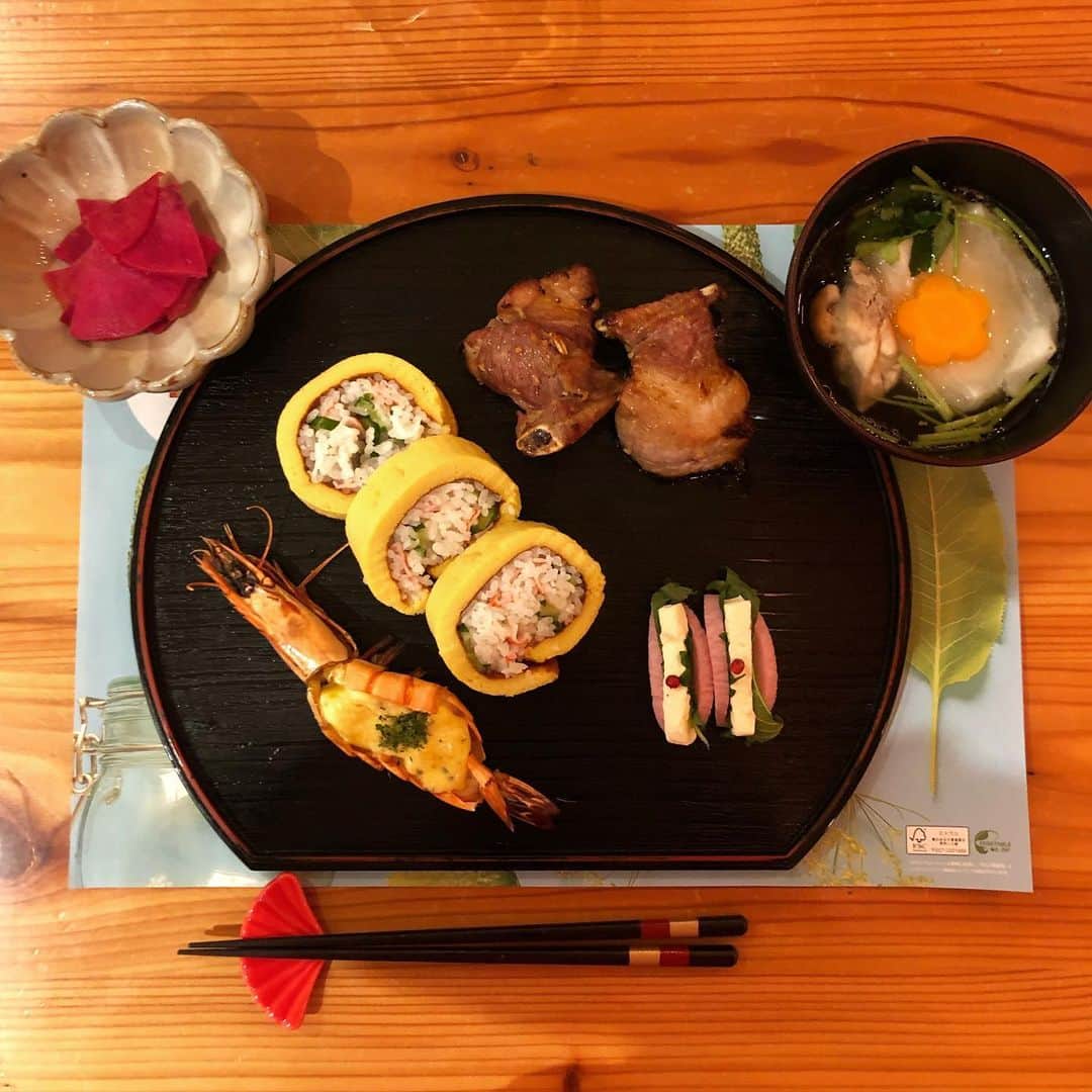 のインスタグラム：「. 2021年初投稿は、手作りの料理で！！！ . 「おせち」と「錦玉とマロンクリーム大福」を作ったよ✌️ . 30日から2日間頑張って良かった😅 達成感半端な〜〜〜い、笑笑 . . . 皆さん今年もよろしくお願いします♪ . . . #伊達巻寿司 #スペアリブの香味みそ焼き #海老のタルタルグリル #紅芯大根のゆずこしょう甘酢 #かまぼこのクリームチーズサンド #関東風雑煮 #錦玉 #マロンクリーム大福 #料理好き #料理好きな人と繋がりたい #料理勉強中 #料理女子」