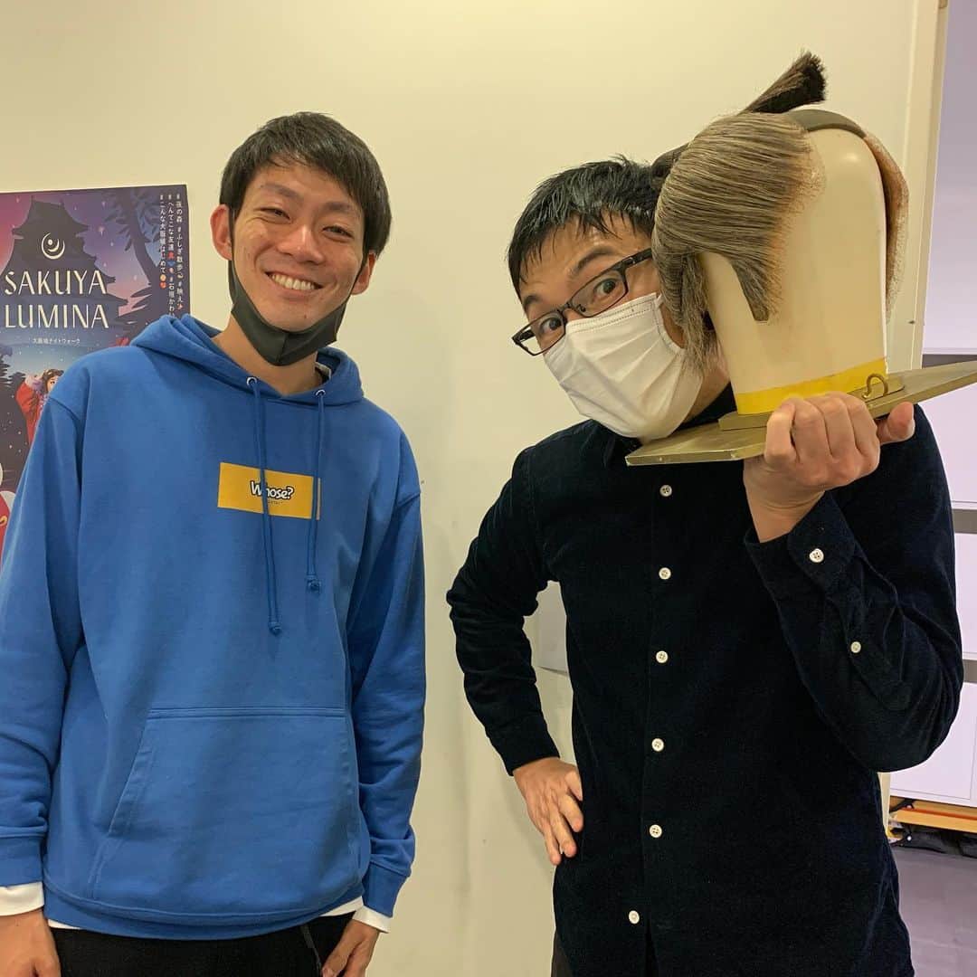 皆川勇気のインスタグラム：「皆様、新年あけましておめでとうございます🎍🌅  2021年は、高く、それは高く飛びたいと思います！  新年一番初めにお会いした芸人さんは、ゴエさんでした😊何に使うのか、皆目見当もつかないカツラを持ってらっしゃいました☝️  縁起◎」