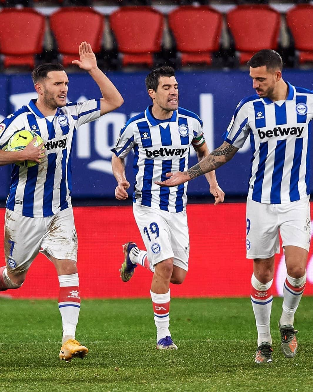 LFPさんのインスタグラム写真 - (LFPInstagram)「Good job, mate! 💙  #LaLiga #LaLigaSantander #Alavés #LucasPérez #Football #Goals」1月1日 2時25分 - laliga