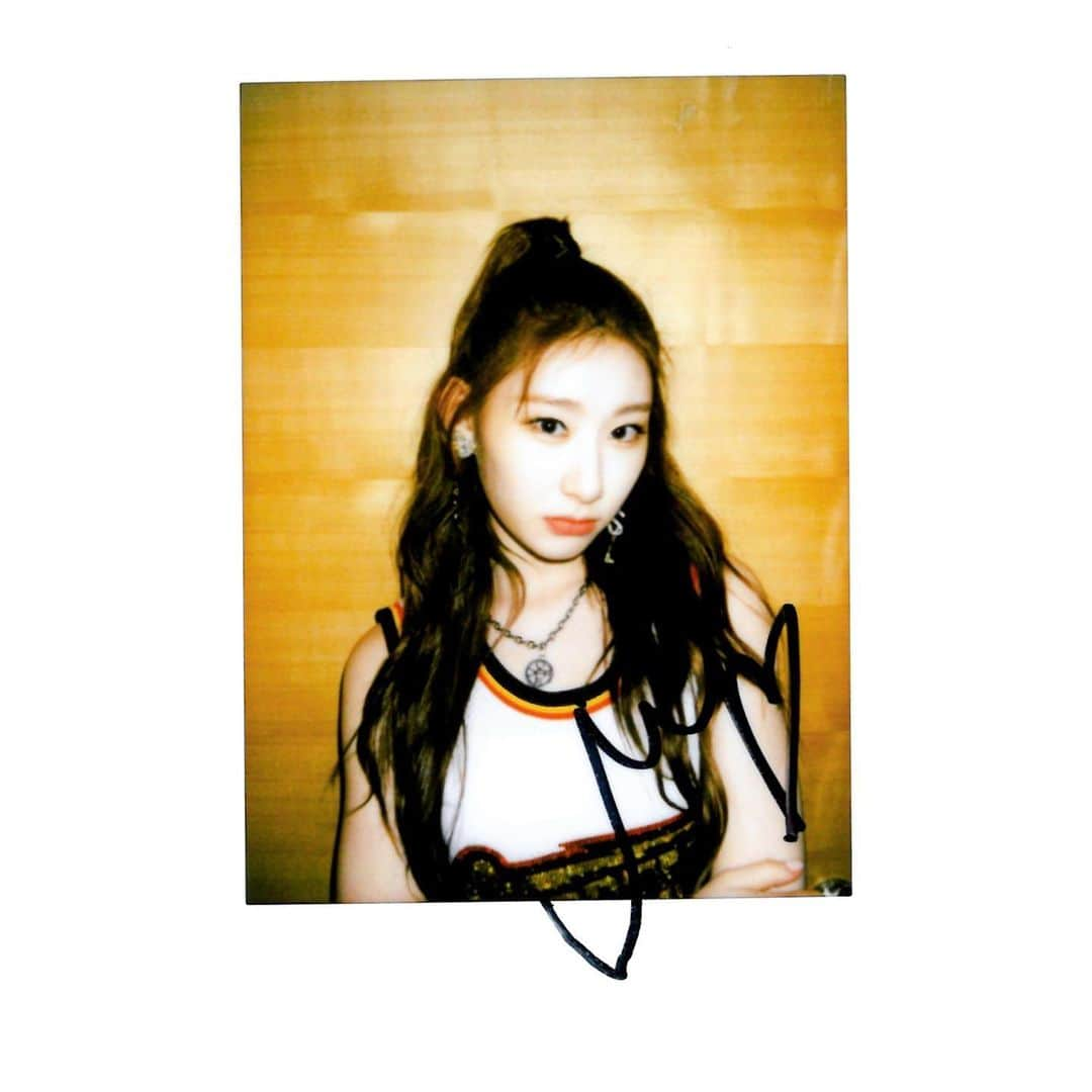 ITZYさんのインスタグラム写真 - (ITZYInstagram)「HAPPY NEW YEAR MIDZY💕  #ITZY #있지 #MIDZY #믿지 #CHAERYEONG #채령 #HappyNewYear」1月1日 2時20分 - itzy.all.in.us