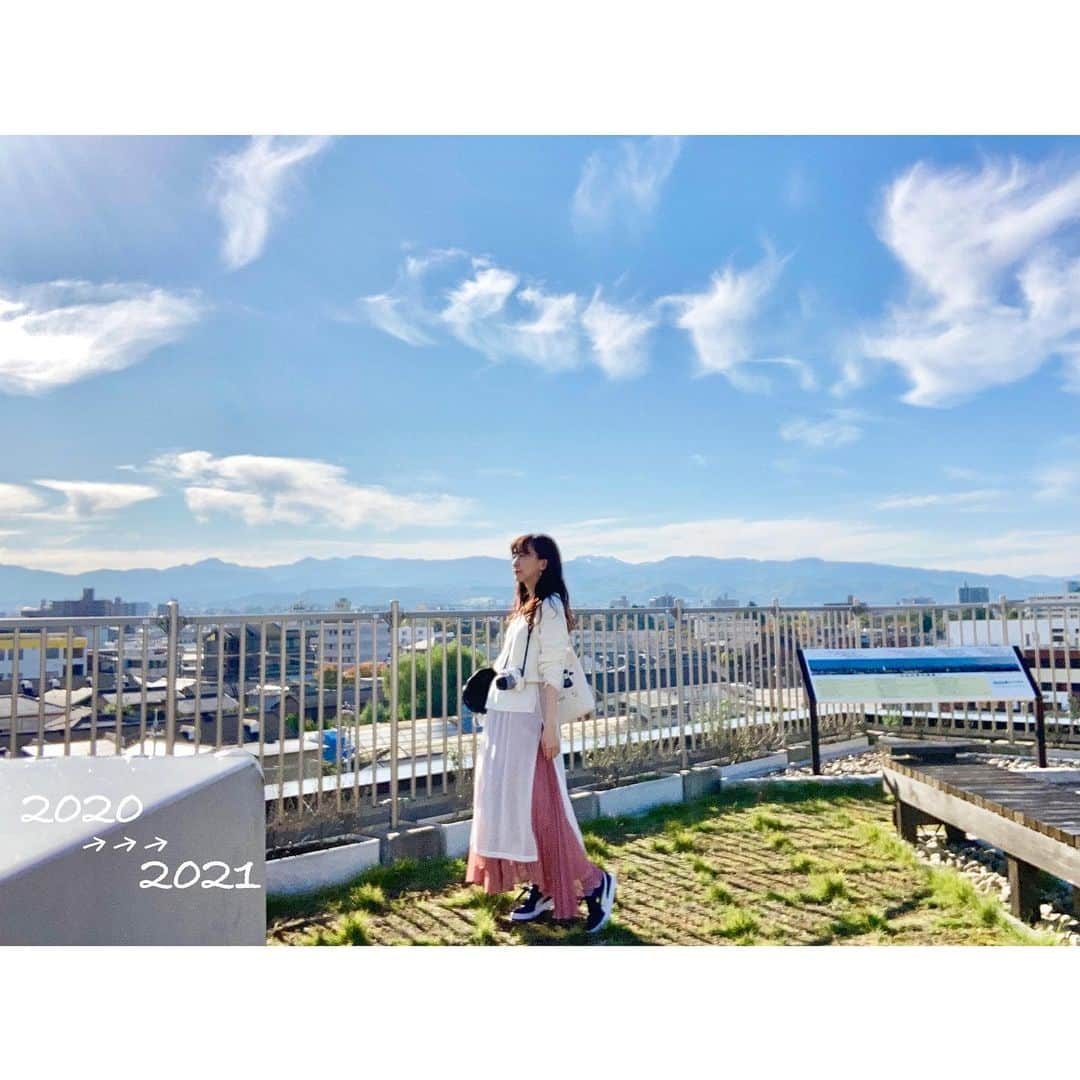 二見夕貴さんのインスタグラム写真 - (二見夕貴Instagram)「. * . 🕊 2020→2021 🌿 ⋆゜ . あけましておめでとうございます🎈 . . 思いもよらなかった世界の変化で 思い描いていた道に今居られていないけど "今できること"をたくさん挑戦して いろんな経験ができた2020年でした☺︎ . みんなが疑心暗鬼になってしまう時勢での、 人との距離が信頼や思いやりで埋まる瞬間に 出逢える度にとっても幸せを感じ過ごせました。 . . 会えない時代のSNSでの交流も 本当に大切なツールだった。 みんなありがとう😌💓 . . マイナスの気を吸いやすくて心が危うい時があったけど 自分の心に寄り添ってマイペースに過ごすことを徹底して 温かい気をたくさんもらって過ごしていたら、 たのしい生活を送れるようになりました😌 . いつも純粋な愛を投げ合える子どもたちにも 今年出逢えたみなさんにも感謝☺️ . . 2021年、 引き続きみんなの健康を祈りつつ、 うつしたくないからうつりたくない私も全力で 感染対策を取り組んでいくよ✊🏻 そしてまた"今できること"を楽しんで行う✊🏻 . みなさまが健康でしあわせな日々を 送れますように🕊 今年もどうぞよろしくお願い致します🥺 . #goodbye2020 #hello2021 #happynewyear2021 #happiness #thanks #ilovesky #あけおめ #はぴ #感謝 #空まにあ #楽しい年になりますように」1月1日 2時21分 - yyyuki___