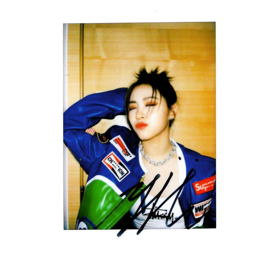 ITZYさんのインスタグラム写真 - (ITZYInstagram)「HAPPY NEW YEAR MIDZY💕  #ITZY #있지 #MIDZY #믿지 #RYUJIN #류진 #HappyNewYear」1月1日 2時22分 - itzy.all.in.us