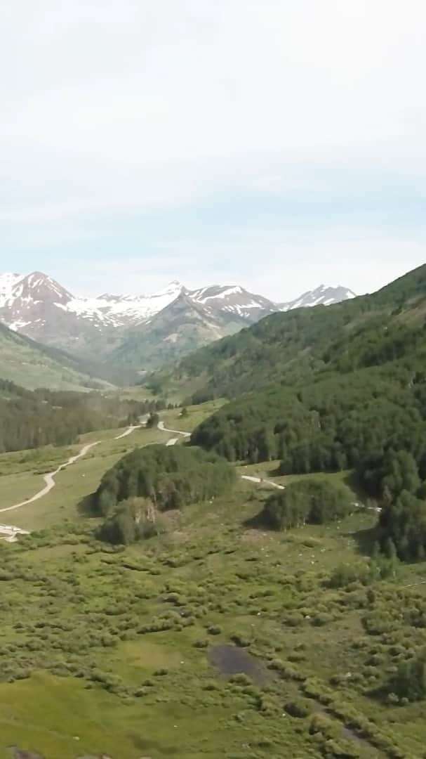 エマ・コバーンのインスタグラム：「On our last day of 2020, I wanted to share one of my favorite moments of the year. Training for and racing in the Team Boss Colorado Mile with my teammates this summer was so much fun. Plus we raised $30,000 for a great cause. Here is a preview of our race and training. Click the link in my bio for the full video on our you tube channel. Thank you @aricvhphoto for the epic video!」