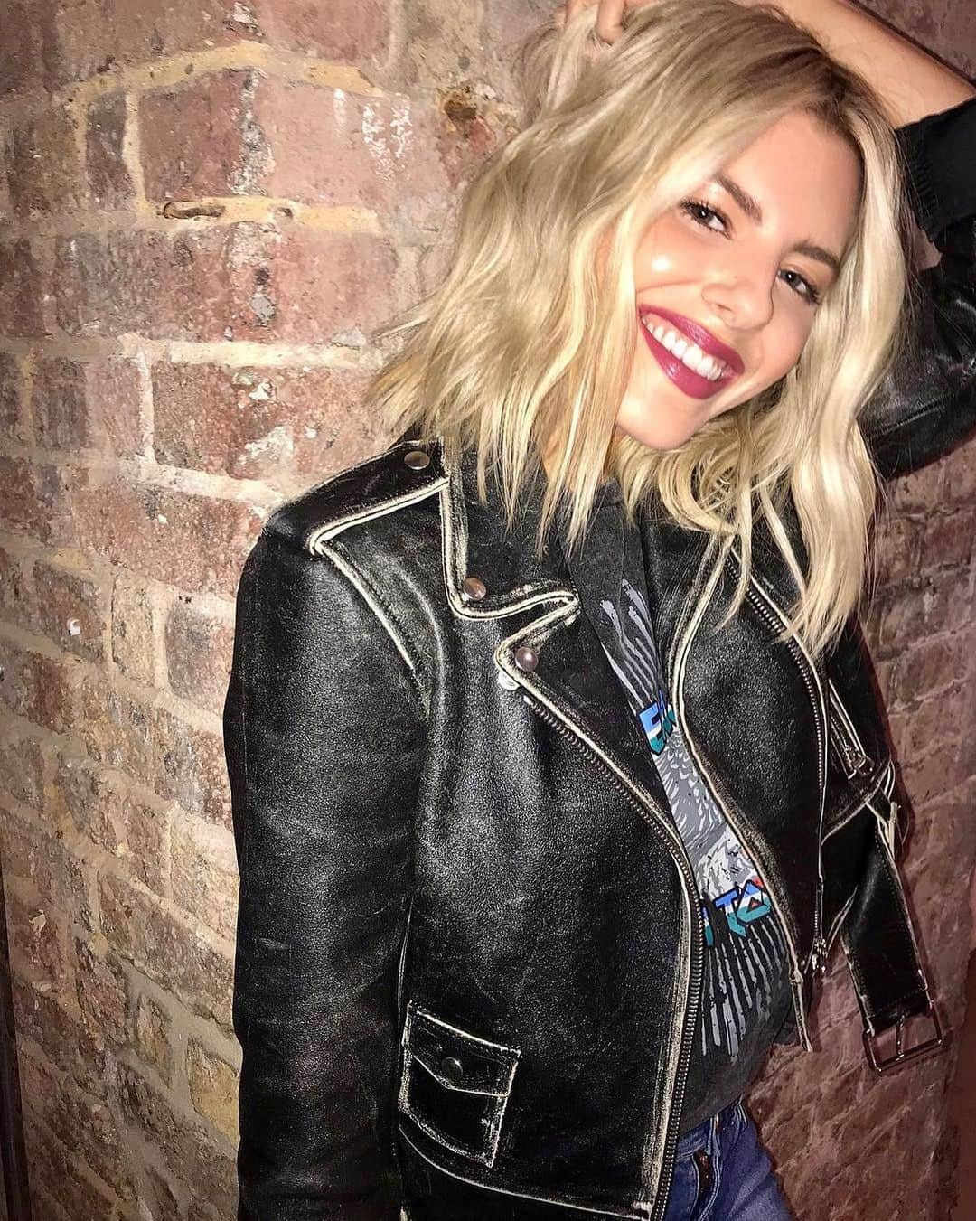 Mollie Kingさんのインスタグラム写真 - (Mollie KingInstagram)「Happy New Year’s Eve! I think we should all give ourselves a pat on the back for making it through 2020! Let’s hope that 2021 brings a few more reasons to smile and that next new year we’ll be able to get our dancing shoes back on! 💃🏼 #bye2020 #throwbackpic」1月1日 2時26分 - mollieking