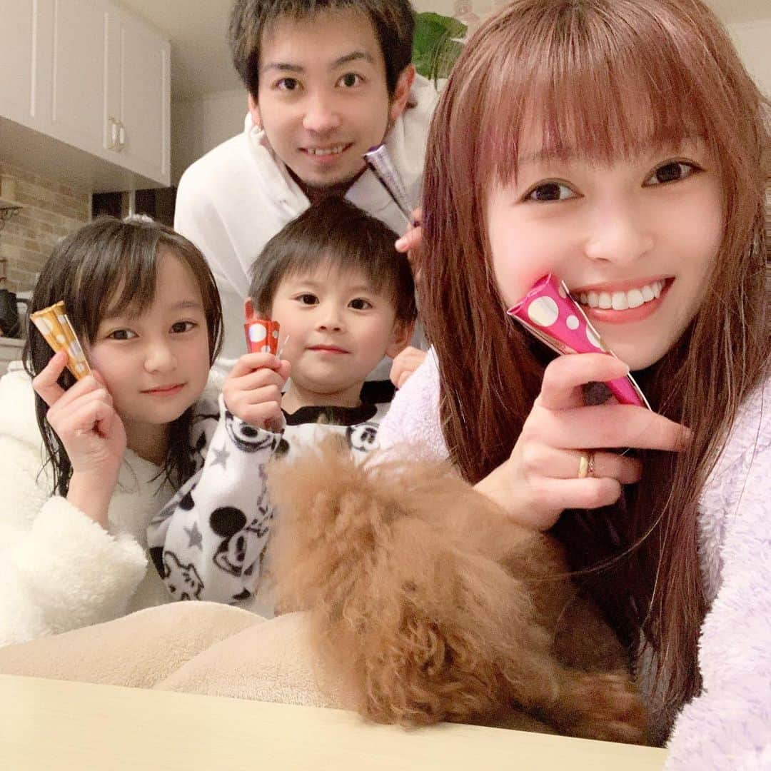 町田亜里香さんのインスタグラム写真 - (町田亜里香Instagram)「明けましておめでとうございます🎍2020年も たくさんの方にお世話になりました☺️ 2021年もよろしくお願いします❤︎ 皆さんにとって、 素敵な一年になりますように🎍✨ . 年末で娘とばとったり📱… どうなることやらって感じでしたが とりあえず蟠り？が無くなり。 仲良く歳を越せました☺️❤︎ . じゅなも映ってくれたの🥺🥺 今年も家族写真🤫 明日も撮るよ〜って伝えといた。 これは2020年ラスト家族写真🤳 いつまでもこうやって、 一緒に撮ってくれたらいいのにな。 春には🌸 じゅなが中学生 じゅきが小学生と… 我が家では凄く変化のある年になります😭。 コロナがどうなることやら🤦‍♀️。 . . 2021年も、 新しい生活様式で過ごして🏠 少しでも感染者が、 減ることを願います。。 . . 今日も たくさんの医療従事者の方が 休まずに働いてくださっている事に 感謝を忘れずに。 . . 2021年、 みんながたくさん笑えますように。 . . #大晦日  #新年 #あけましておめでとうございます  #医療従事者に感謝  #素敵な一年になりますように  #家族写真 #家族 #反抗期  . . じゅなもじゅきも 美男美女すぎて辛い😂😂❤︎ （親バカがすぎる←🙇‍♂️🙇‍♂️🙇‍♂️🙇‍♂️🙇‍♂️）」1月1日 2時42分 - ari_gram_111