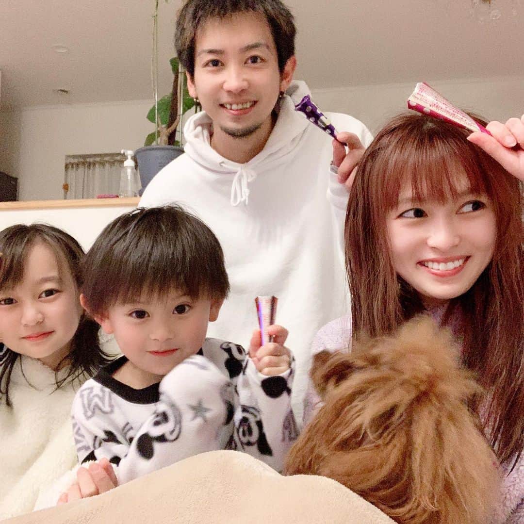町田亜里香のインスタグラム：「明けましておめでとうございます🎍2020年も たくさんの方にお世話になりました☺️ 2021年もよろしくお願いします❤︎ 皆さんにとって、 素敵な一年になりますように🎍✨ . 年末で娘とばとったり📱… どうなることやらって感じでしたが とりあえず蟠り？が無くなり。 仲良く歳を越せました☺️❤︎ . じゅなも映ってくれたの🥺🥺 今年も家族写真🤫 明日も撮るよ〜って伝えといた。 これは2020年ラスト家族写真🤳 いつまでもこうやって、 一緒に撮ってくれたらいいのにな。 春には🌸 じゅなが中学生 じゅきが小学生と… 我が家では凄く変化のある年になります😭。 コロナがどうなることやら🤦‍♀️。 . . 2021年も、 新しい生活様式で過ごして🏠 少しでも感染者が、 減ることを願います。。 . . 今日も たくさんの医療従事者の方が 休まずに働いてくださっている事に 感謝を忘れずに。 . . 2021年、 みんながたくさん笑えますように。 . . #大晦日  #新年 #あけましておめでとうございます  #医療従事者に感謝  #素敵な一年になりますように  #家族写真 #家族 #反抗期  . . じゅなもじゅきも 美男美女すぎて辛い😂😂❤︎ （親バカがすぎる←🙇‍♂️🙇‍♂️🙇‍♂️🙇‍♂️🙇‍♂️）」