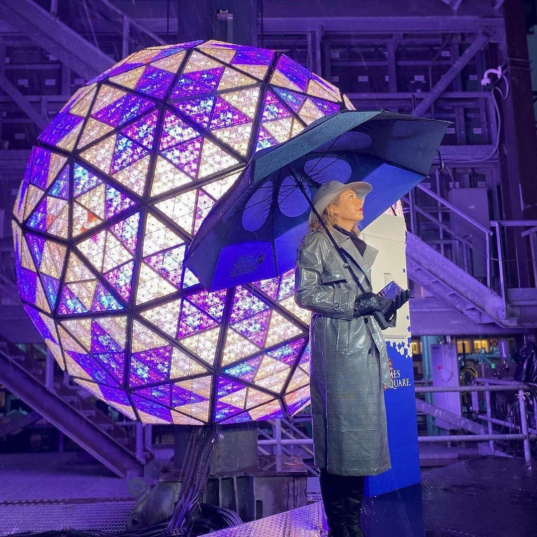 Good Morning Americaさんのインスタグラム写真 - (Good Morning AmericaInstagram)「Happy New Year’s Eve, America!  #repost @ginger_zee ・・・ I can see it... #2021 the cold rain can’t dull the bright hope of the Times Square ball! 📸: @samwnek」1月1日 2時42分 - goodmorningamerica