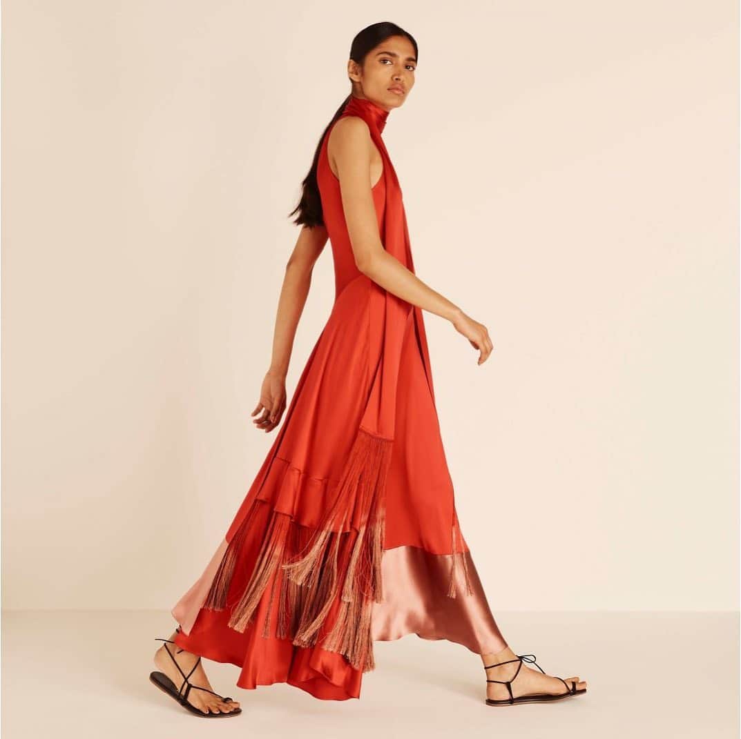 アマンダ ウェイクリーのインスタグラム：「iconic crepe back satin with luxurious ombré fringing... the ultimate investment dress  #biascut #satindress #statementdress #fringing #colourblock #aw20」