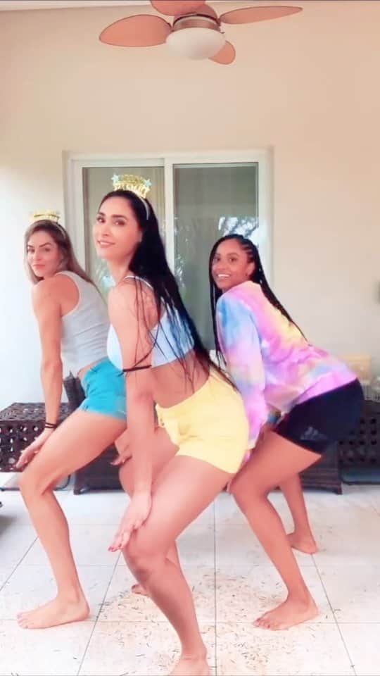 SuelleOliveiraのインスタグラム：「Vem vem vem vem vem 2021! 🙏❤ @jaqueline @feisis15 ❤❤❤」