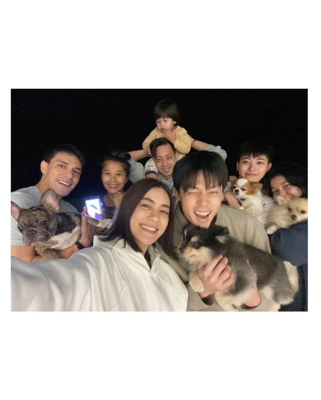 キンバリー・アン・ウォーテマス・ティアムシリのインスタグラム：「Happy new year!! Have a blessed 2021 everyone! our heart goes out to the entire world...🙏🏻❤️ slide to see some 🎆☺️ 01.01.2021」