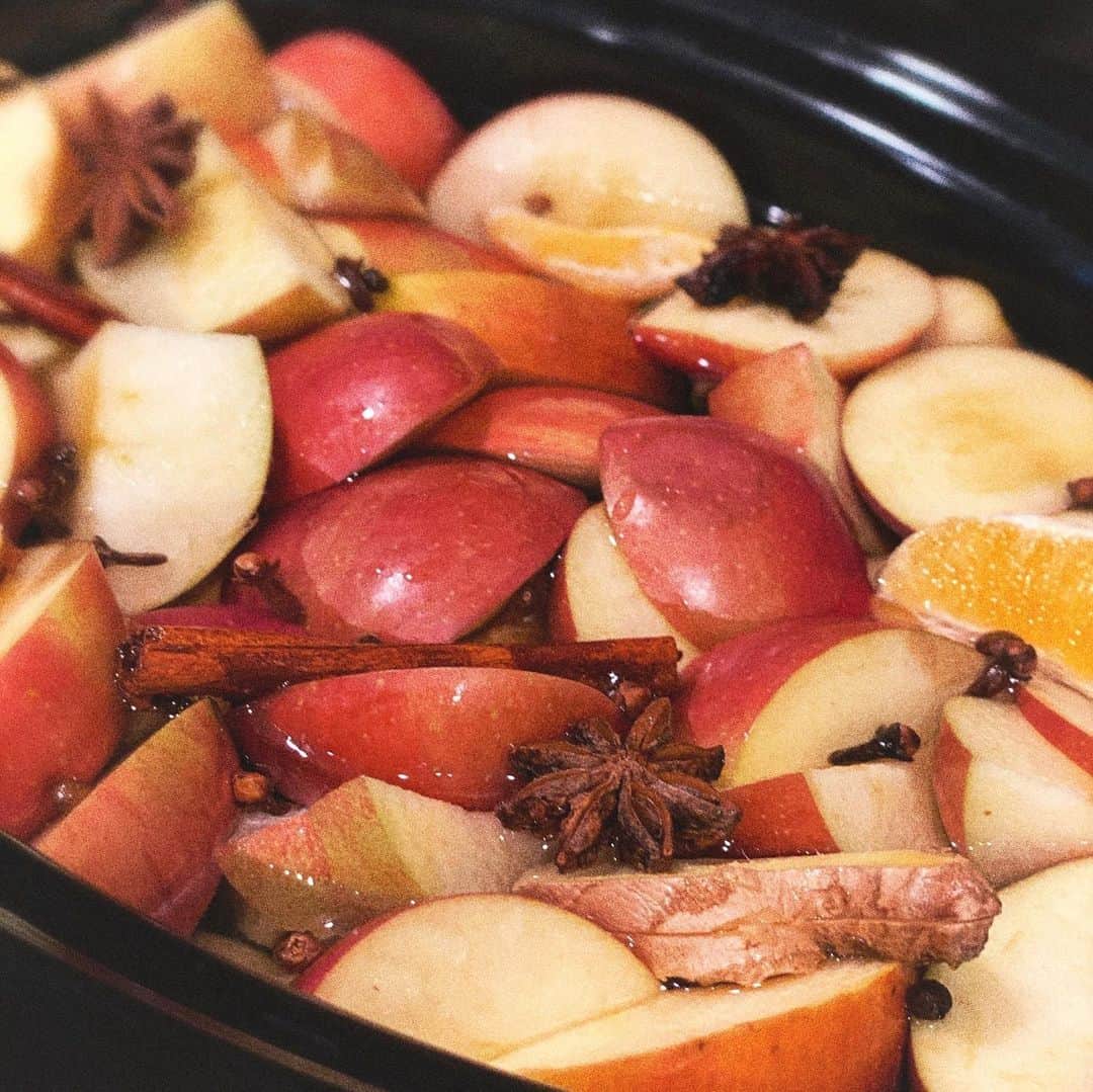 アサ・アキラさんのインスタグラム写真 - (アサ・アキラInstagram)「Making hot apple cider because ImAHoeANDaHousewife dot com (if u want to make ur own: this one has apples, oranges, sliced ginger, cinnamon sticks, whole cloves, allspice, star anaise, and maple syrup!)」1月1日 2時46分 - asahole