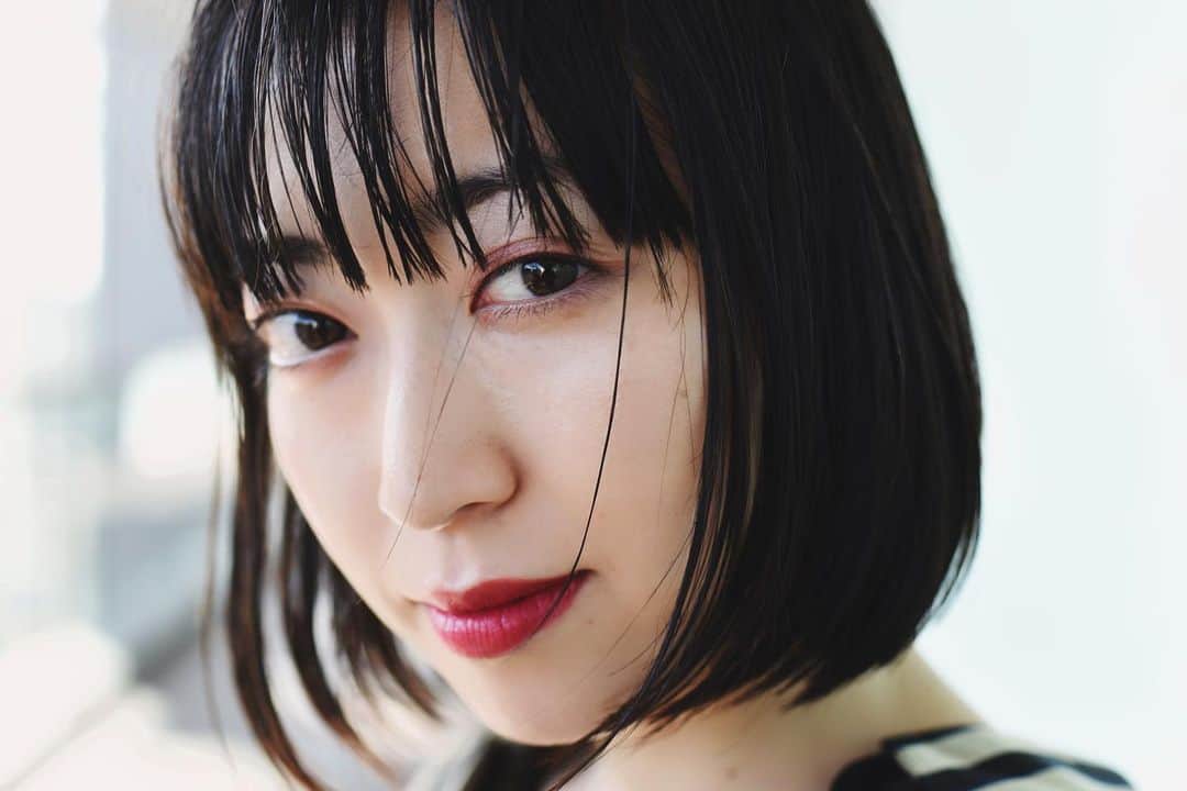 中里亜美のインスタグラム：「新年あけましておめでとうございます🎍 共々に！良い年に！しましょうね❣️ 年明けからインスタライブにもお付き合い頂きありがとうございました。 先ほど披露した新しいプロジェクトのオリジナル曲 「プレイリスト」のdemo音源をYouTubeにアップしました！ 作詞は中里亜美 作曲、アレンジは @shoutaro_sahaji   聴きながら、心地よく眠りについてもらえたら嬉しいです。  初夢はアミーゴ。間違いなし🐄  YouTubeはトップページのリンクから🎉  #happynewyear  #2021 #中里亜美 .  📸💄 @kima_hairmake」