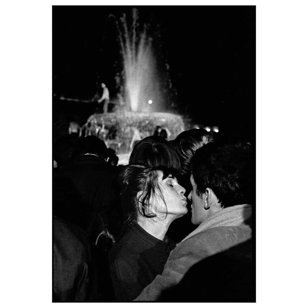 Magnum Photosさんのインスタグラム写真 - (Magnum PhotosInstagram)「A kiss at midnight on New Year's Eve. ⁠ .⁠ PHOTO: Trafalgar Square. London. England. GB. 1964⁠ .⁠ © @ianberrymagnum/#MagnumPhotos」1月1日 3時02分 - magnumphotos
