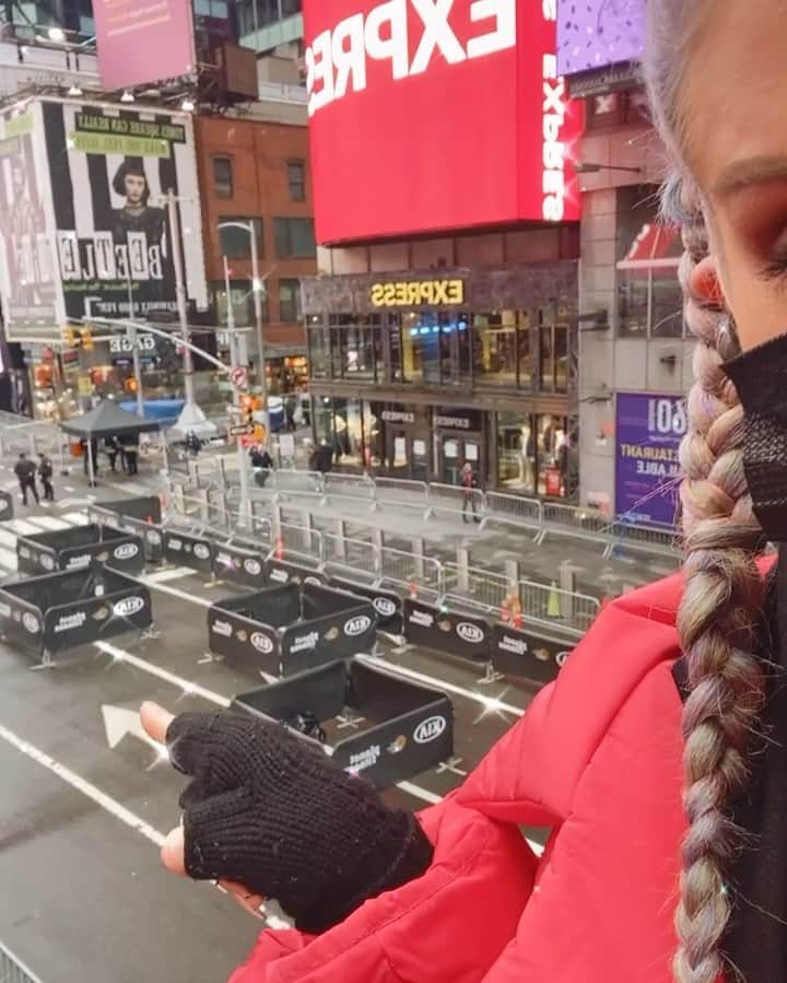 ケリー・オズボーンのインスタグラム：「It’s all about the true Heroes of 2020. @foxtv @nyeonfox」