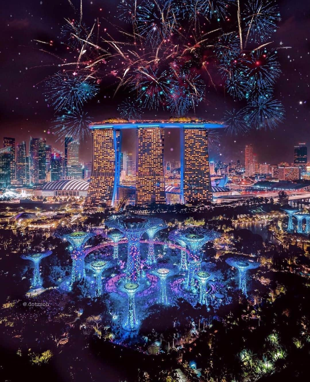 Earth Picsさんのインスタグラム写真 - (Earth PicsInstagram)「Singapore’s New Year’s Eve celebration over Marina Bay Sands 🎉💥 Photo by @dotzsoh」1月1日 3時00分 - earthpix