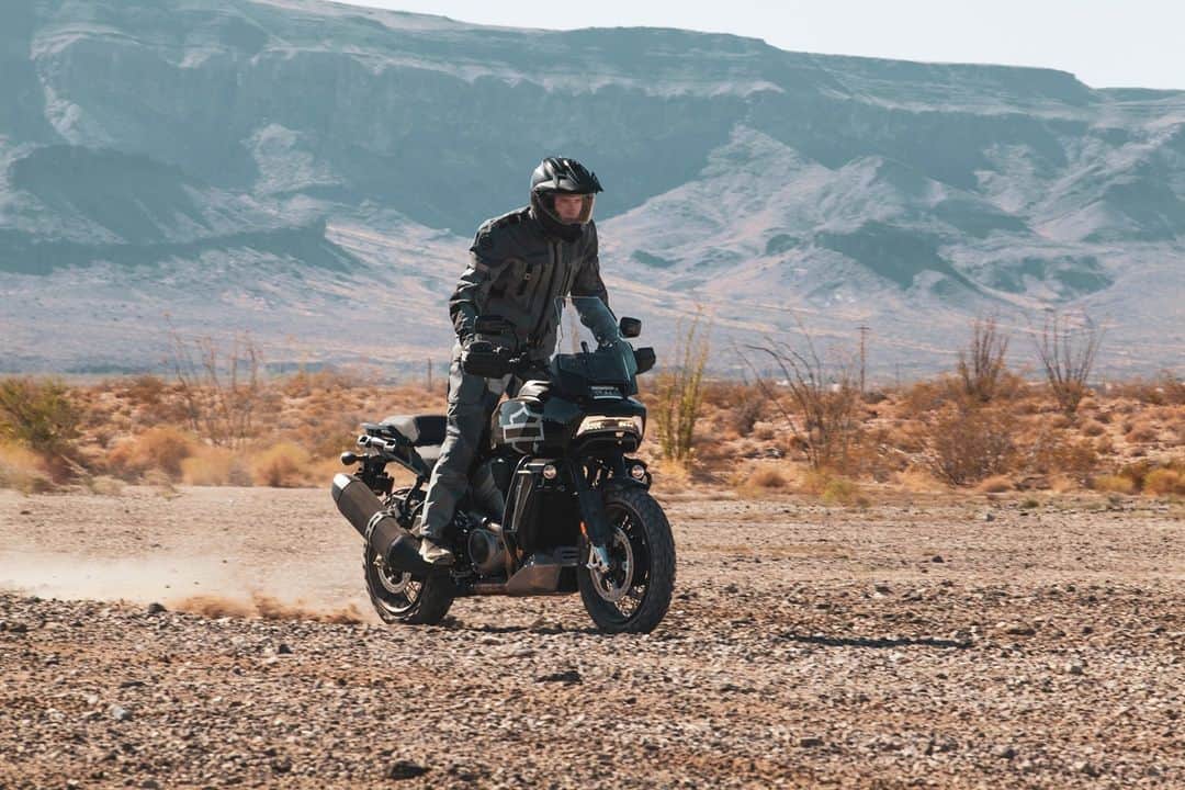 Harley-Davidsonさんのインスタグラム写真 - (Harley-DavidsonInstagram)「We’re looking forward to more chances to ride with others, experience new routes, and to do it all on revolutionary new bikes.  Hit the link in our bio to find out what else we are excited for in 2021. #HarleyDavidson」1月1日 3時00分 - harleydavidson