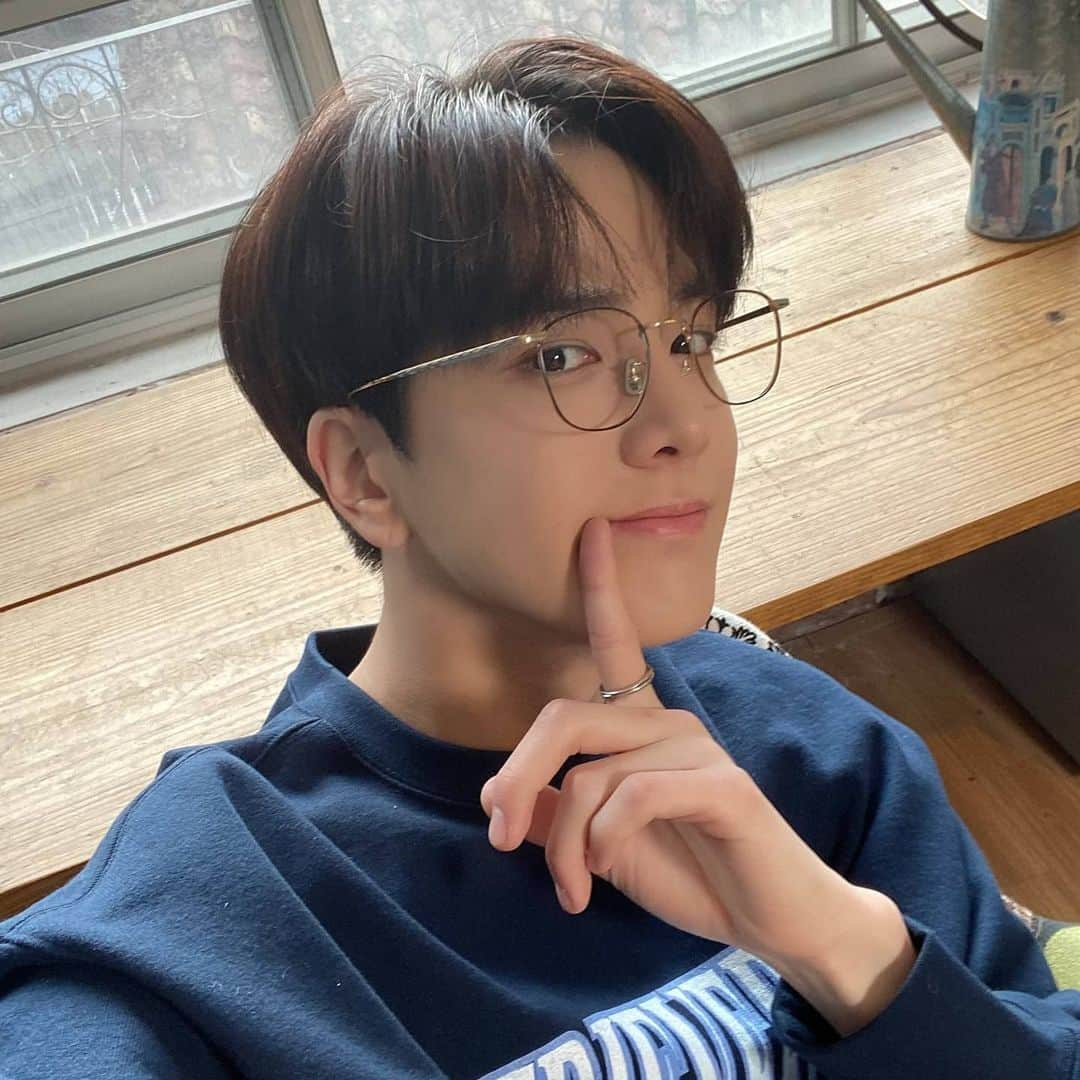 ヨンフンさんのインスタグラム写真 - (ヨンフンInstagram)「더비 새해 복 많이 받으세요 !  24 👋👋 25 😂👌😍 210101 THEBOYZ Twitter Update ❤️ #THEBOYZ #더보이즈 #YOUNGHOON #영훈」1月1日 2時54分 - younghoon.theboyz