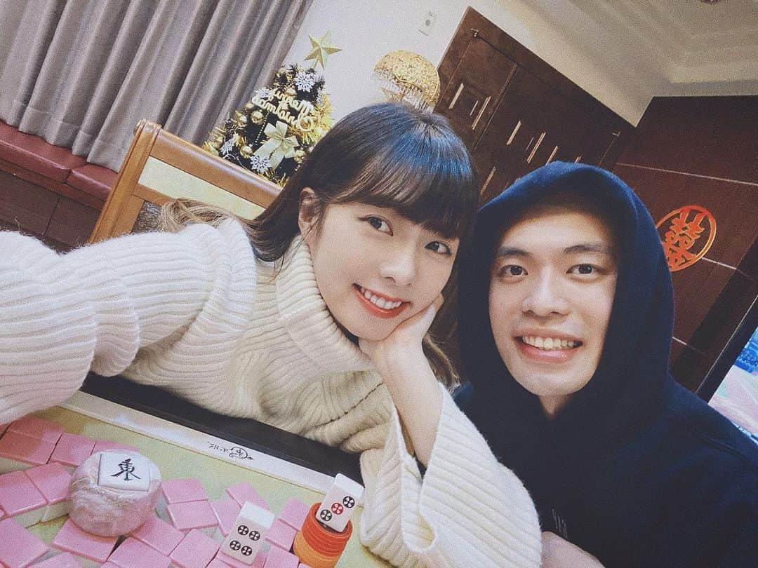 Dewi Chienのインスタグラム：「2020發生太多事情 有好有壞有喜有悲 大家真的都辛苦了 珍惜現在活在當下 一定都要健康平安 期待2021的來臨❤️和我們的小寶貝👶🏻 - #20201231#和老公躲在家裡開箱電動麻將桌#哈哈哈」