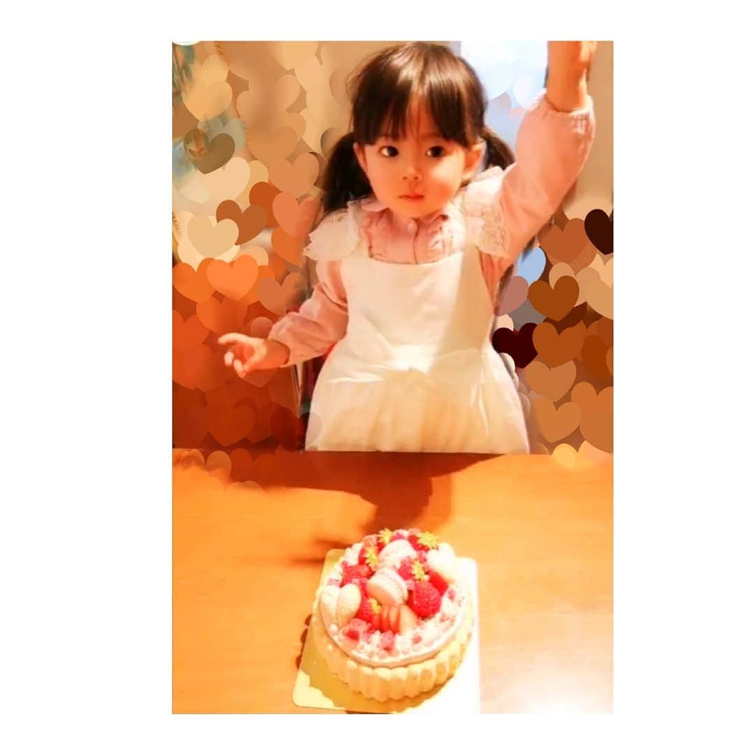 村山絢香さんのインスタグラム写真 - (村山絢香Instagram)「✼ ✼ ✻ 大晦日ケーキ✨☺️💖🎂 まわりをビスキュイで囲んでリボンを巻きました😘🎂🎀 飾り付けは娘の担当です☺️💕👨‍🍳🎍 #手作りケーキ♡ 苺が大好きな娘のために生クリームにストロベリーチョコレートを混ぜて…♥ #ストロベリーチョコレートクリーム🍓 ✼ ✼ ✻ ・ ・ #日々愛しい☺️❤️👶 #2歳 ✨💕 #パパっこ ♡  #パパじゃないと嫌な娘 🥺💕 #リトルママ ☺️💕 #お世話大好きっ娘✨🌸 #元気いっぱい娘 💓 #楽しい 1日 #楽しそうな姿がママの幸せ ☺️🌸 #ママも思いきり楽しむ 😊💕 #毎日ママと走り回る  #天真爛漫 #お転婆娘 🐒💓 #ママライフ #enjoy  #気まぐれ日記 ♡ #育児日記  #家族 #Family #育児 #子育て #mama」1月1日 2時57分 - ayaka_murayama