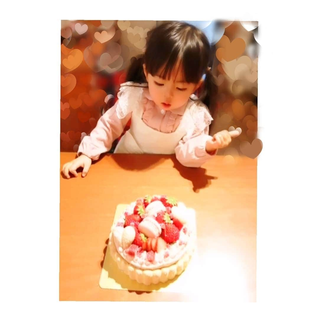 村山絢香さんのインスタグラム写真 - (村山絢香Instagram)「✼ ✼ ✻ 大晦日ケーキ✨☺️💖🎂 まわりをビスキュイで囲んでリボンを巻きました😘🎂🎀 飾り付けは娘の担当です☺️💕👨‍🍳🎍 #手作りケーキ♡ 苺が大好きな娘のために生クリームにストロベリーチョコレートを混ぜて…♥ #ストロベリーチョコレートクリーム🍓 ✼ ✼ ✻ ・ ・ #日々愛しい☺️❤️👶 #2歳 ✨💕 #パパっこ ♡  #パパじゃないと嫌な娘 🥺💕 #リトルママ ☺️💕 #お世話大好きっ娘✨🌸 #元気いっぱい娘 💓 #楽しい 1日 #楽しそうな姿がママの幸せ ☺️🌸 #ママも思いきり楽しむ 😊💕 #毎日ママと走り回る  #天真爛漫 #お転婆娘 🐒💓 #ママライフ #enjoy  #気まぐれ日記 ♡ #育児日記  #家族 #Family #育児 #子育て #mama」1月1日 2時57分 - ayaka_murayama