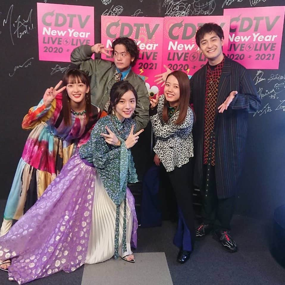 miletさんのインスタグラム写真 - (miletInstagram)「2021年歌い初めはTBS 『CDTV ライブ！ライブ！年越しスペシャル 2020→2021』でした！ 「inside you」「us」二曲も歌わせていただきありがとうございました。とーっても楽しかったです。大好きなCDTVで歌えて大好きな緑黄色社会のみんなにも会えて最高の年明け！ 今年も歌うぞ。よろしくね。milet #CDTV #tbs #緑黄色社会 #milet」1月1日 2時59分 - milet_music