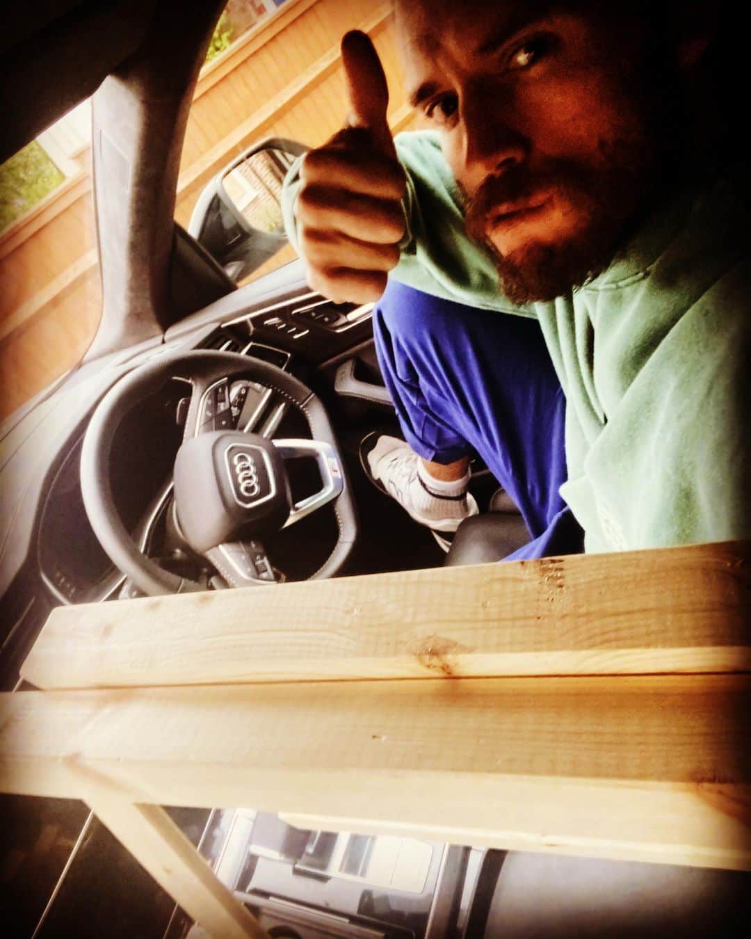 サム・クラフリンのインスタグラム：「One man house moving could have been a lot trickier.  Thank you Audi for the tank.  @audiuk @audiukpress @tonyameli #ad」