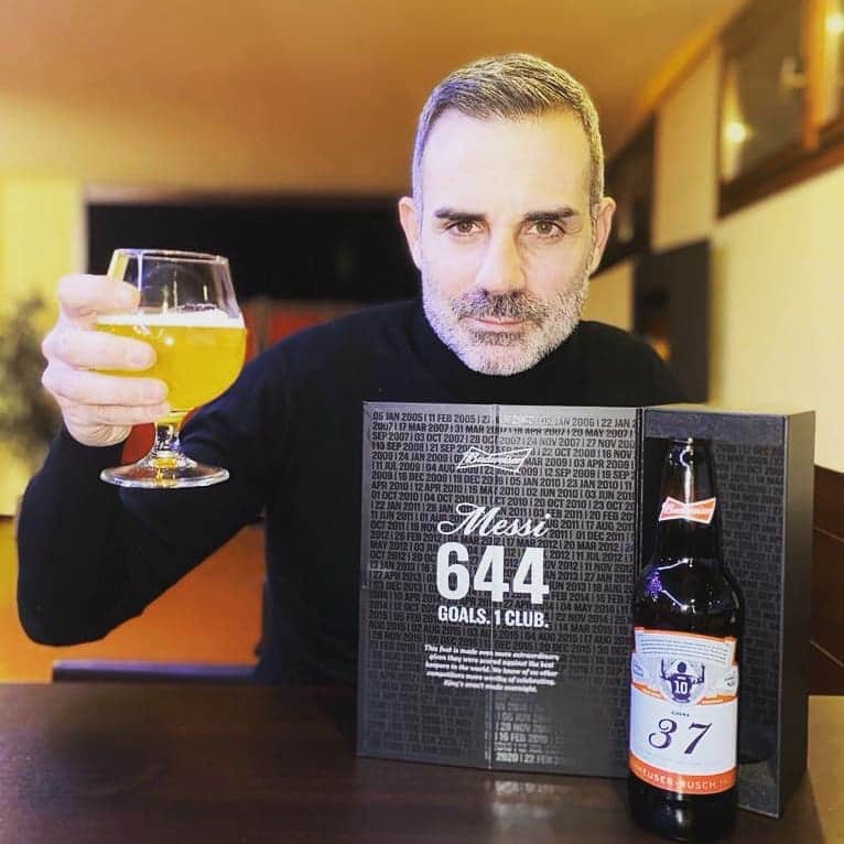 ステファノ・ソレンティーノのインスタグラム：「#BuonAnno a tutti! Brindo con voi con questa birra speciale che mi ha mandato un marziano che tempo fa mi ha fatto un gol! 🤭  Thanks @leomessi #Messi #Bud #BeAKing 🍺」