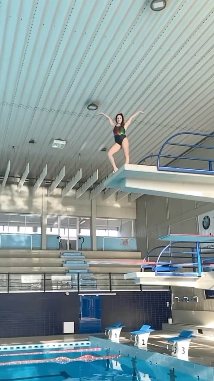 のインスタグラム：「Arrivederci e grazie 👋🏼✈️🎊#jumpintothenewyear #passionetuffi #hello2021 💥 . @speedoitalia @speedo @reds1509」