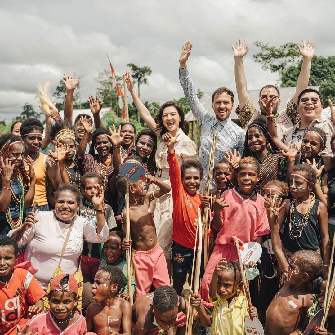 ラライン・シャーのインスタグラム：「February 2020 also brought me to the farthest end of Indonesia. West Papua, specifically a town called Nabire where @bn.baktinusantara (an organisation I’m very proud to be a part of) started our labour of love for education through supporting a public school with a boarding home as the struggle for the children of this specific area to attend school is the distance from where they live to the institution. We also had the kind help of Bosch to help train a vocational skill of using their tools to learn wood carving and for the children.   As I spend my introvert New Years in my bed, I am reminiscing the moments where time stood still in 2020. Where I could feel pure joy and alignment in my heart. Going with my two siblings was an adventure in itself. I loved how they embraced what truly mattered to me and volunteered too. We also managed to discover some islands and visit the whale shark conservation area. Pure bliss...   Thank you #2020 #neverforgotten」
