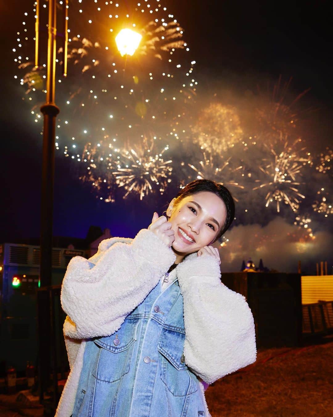 レイニー・ヤンのインスタグラム：「我想  2020就是這麼地難忘吧 新年快樂 每一位我在乎的人們 我愛你們  Photographer @hungyihsieh   #新年快樂  #happynewyear  #goodbye2020  #happy2021」