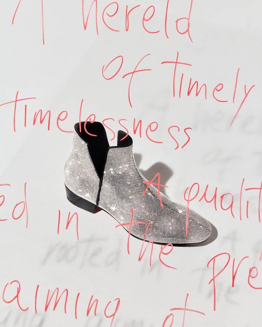 サントーニのインスタグラム：「These show-stopping booties are a vision of miracles, the perfect way to brighten up this holiday even more.  #Santoni #madeinsantoni #asparkofbeauty」